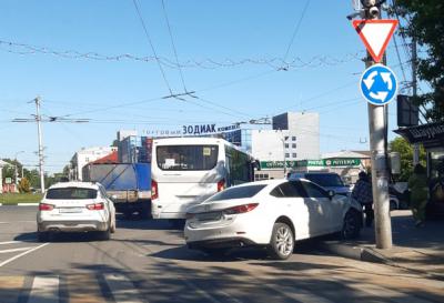 На площади Свободы в Рязани столкнулись Mazda и маршрутка